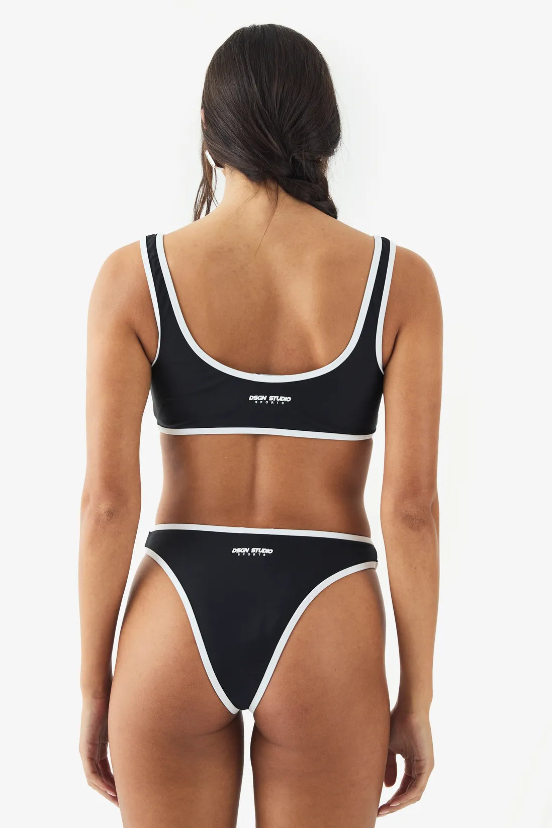 Top de bikini deportivo con cuello redondo